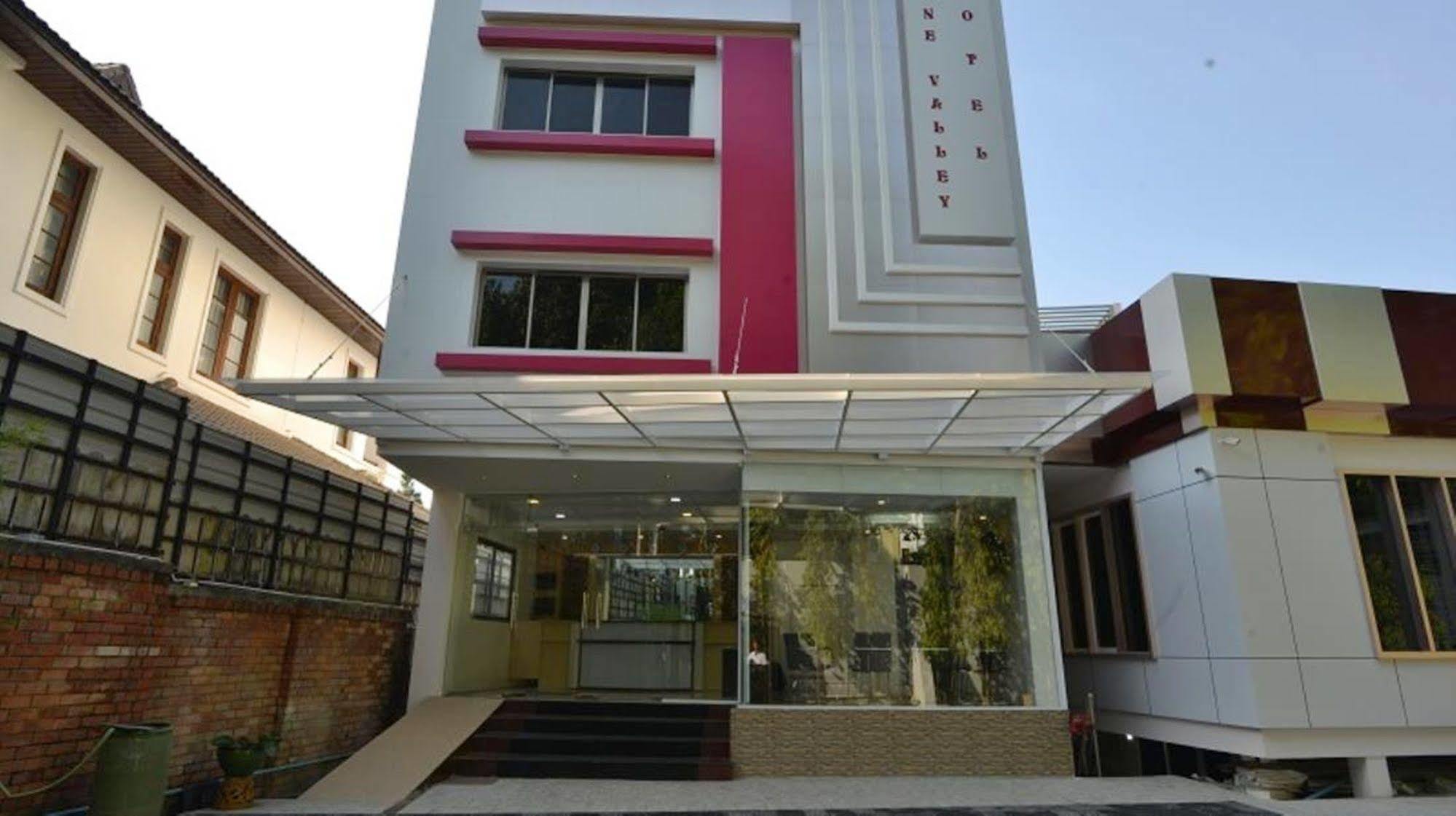 Serene Valley Hotel Янгон Экстерьер фото